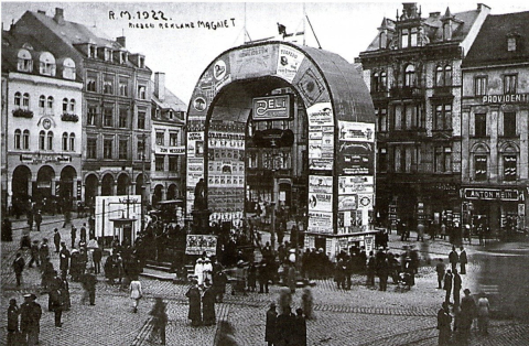 Trhy - reklamní magnet na Benešově náměstí